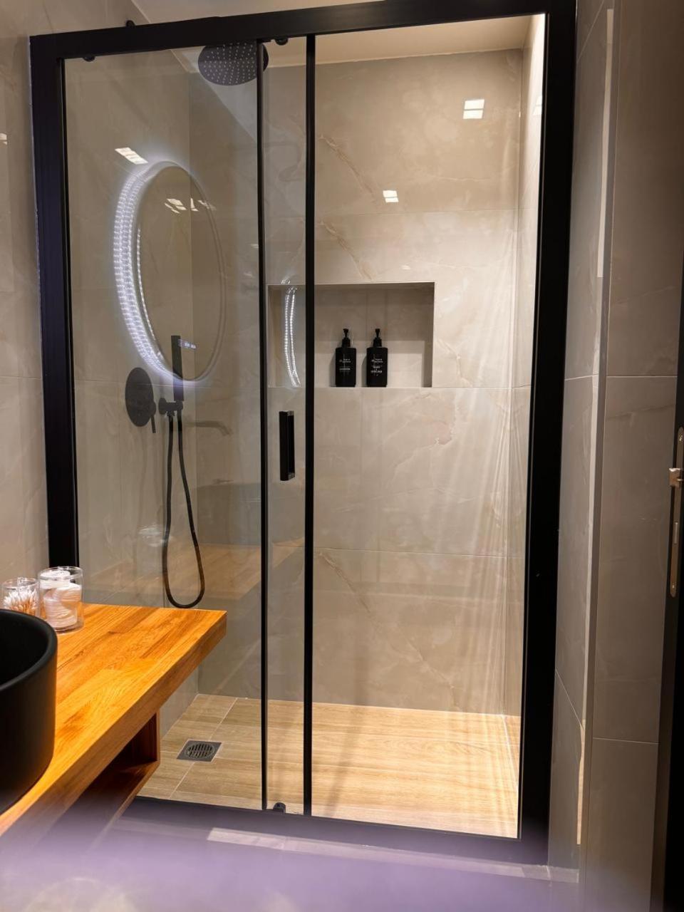 Triple A - Near Ermou Shopping Street - Family Hospitality - Free Parking! Aparthotel Aten Exteriör bild