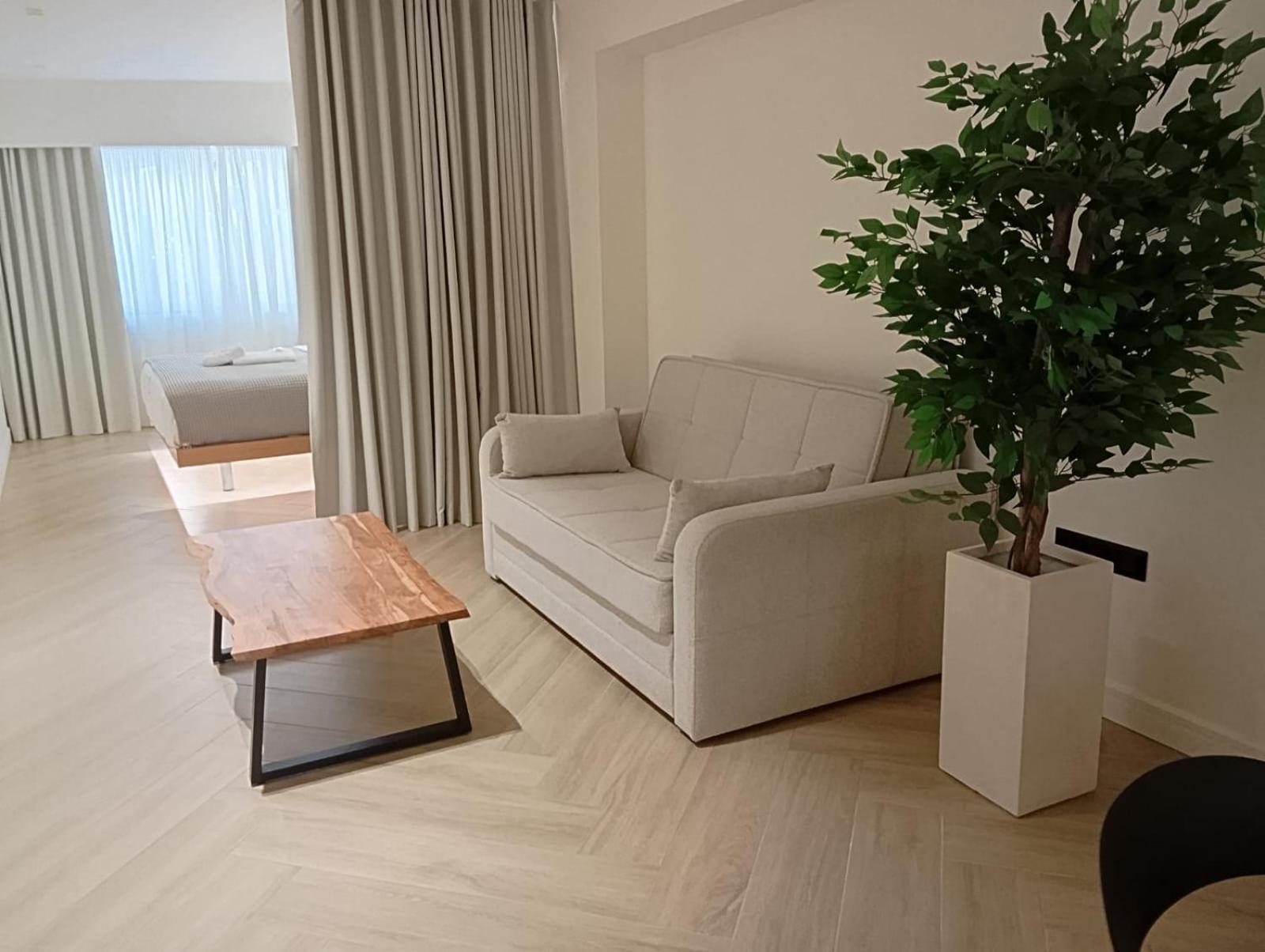 Triple A - Near Ermou Shopping Street - Family Hospitality - Free Parking! Aparthotel Aten Exteriör bild
